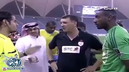 Árbitro apara cabelo de jogador no relvado por considerá-lo anti-islâmico