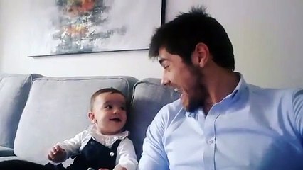 Lourenço Ortigão diverte-se ao lado de bebé