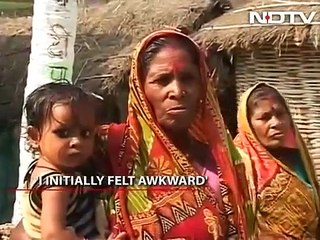 Candidatos ao exército indiano fazem prova em roupa interior