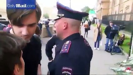 Casal gay acaba preso por prestar homenagem a vítimas de Orlando