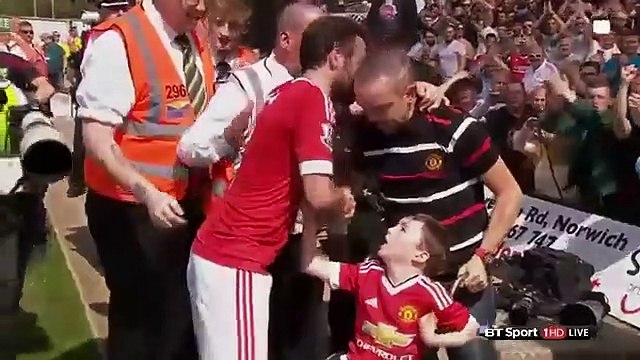 A celebração tocante de Juan Mata com um menino de cadeira de rodas