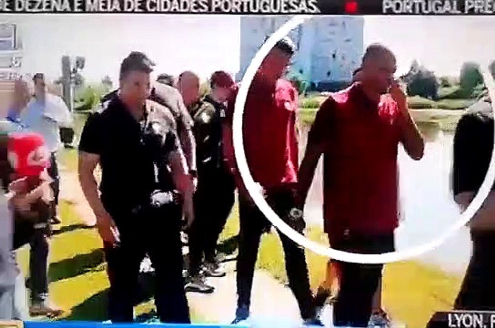 Cristiano Ronaldo atira microfone de jornalista para um lago - Vídeo  Dailymotion