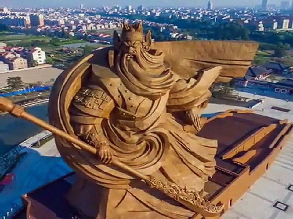 O monumento colossal em bronze tem 58 metros de altura.