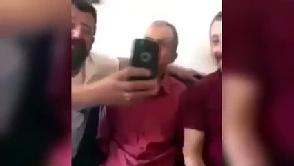 Polícias tiram selfie com assassino