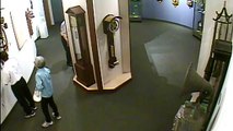 Homem parte relógio raro em museu e é apanhado por câmaras de segurança