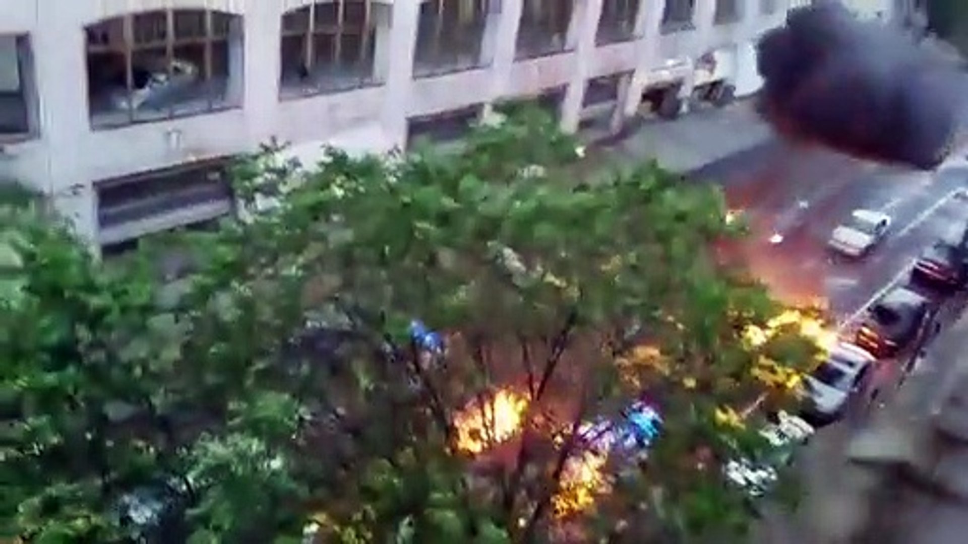 Carros voam de janelas