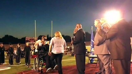 Surpreende colegas em graduação ao conseguir sair de cadeira de rodas