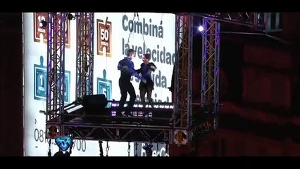 Bailarina dança a 60 metros de altura