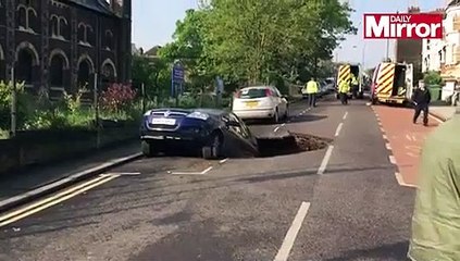 Insólito: Carro fica pendurado depois de buraco se abrir na estrada