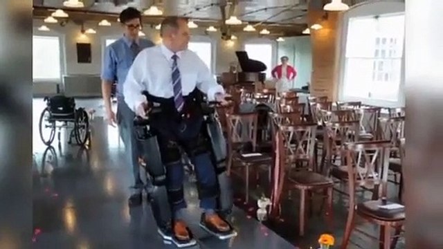 Paralisado, Chris usa fato especial para conseguir levar filha ao altar
