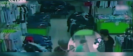 Homem pontapeia criança de 2 anos após tentativa de tocar no seu filho