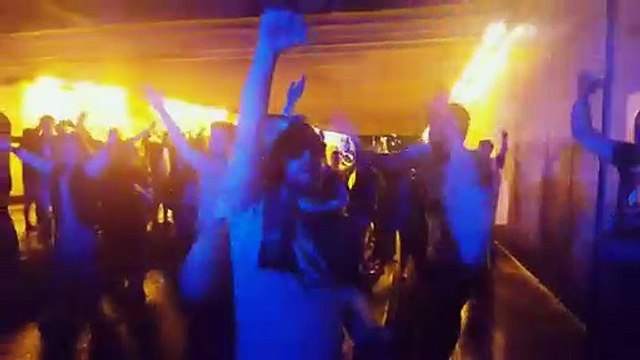 Adeptos e polícias a cantar? Sim, com os irlandeses é possível