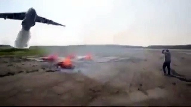 Avião usa dez mil litros de água para... apagar fogueira