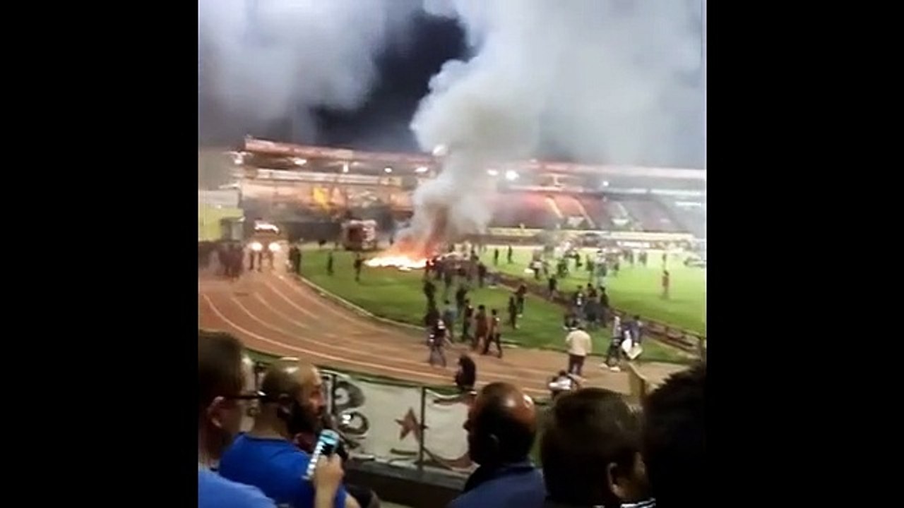 Adeptos incendeiam estádio