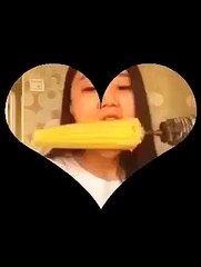 Mulher fica sem cabelo no desafio da maçaroca de milho