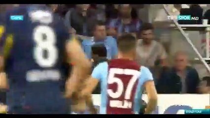 Nani entrega camisola e gera guerra entre adeptos