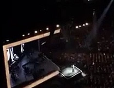 Adele homenageia vítimas de atentados de Bruxelas