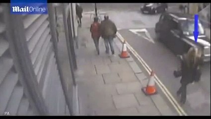 Momento em que mãe corre para ajudar marido a ocultar morte da filha