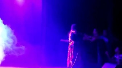 Cantora apanha choque e desmaia em palco