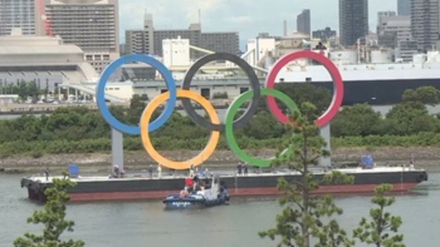 Tokio retira los anillos olímpicos gigantes de la bahía de la ciudad