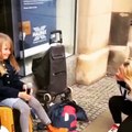 Ellie Goulding surpreende ‘mini’ fã que cantava na rua