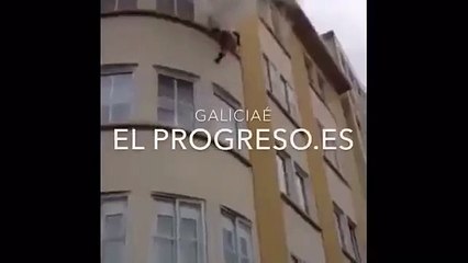 Salta de terceiro andar para fugir às chamas e sobrevive