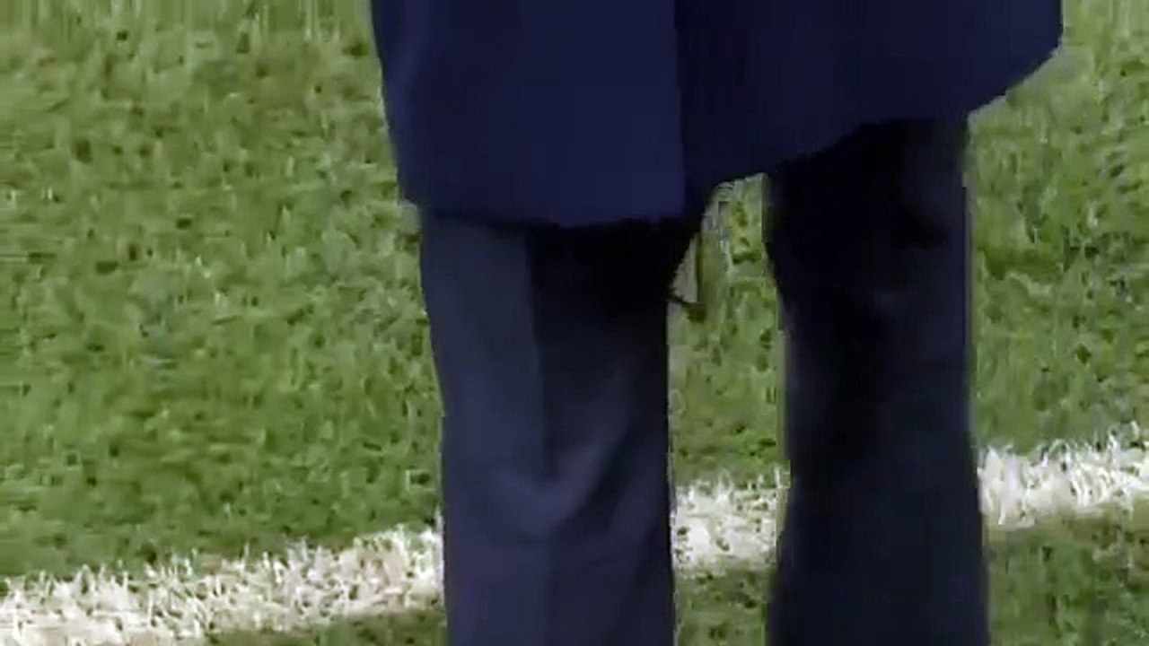 Zidane volta a rasgar as calças