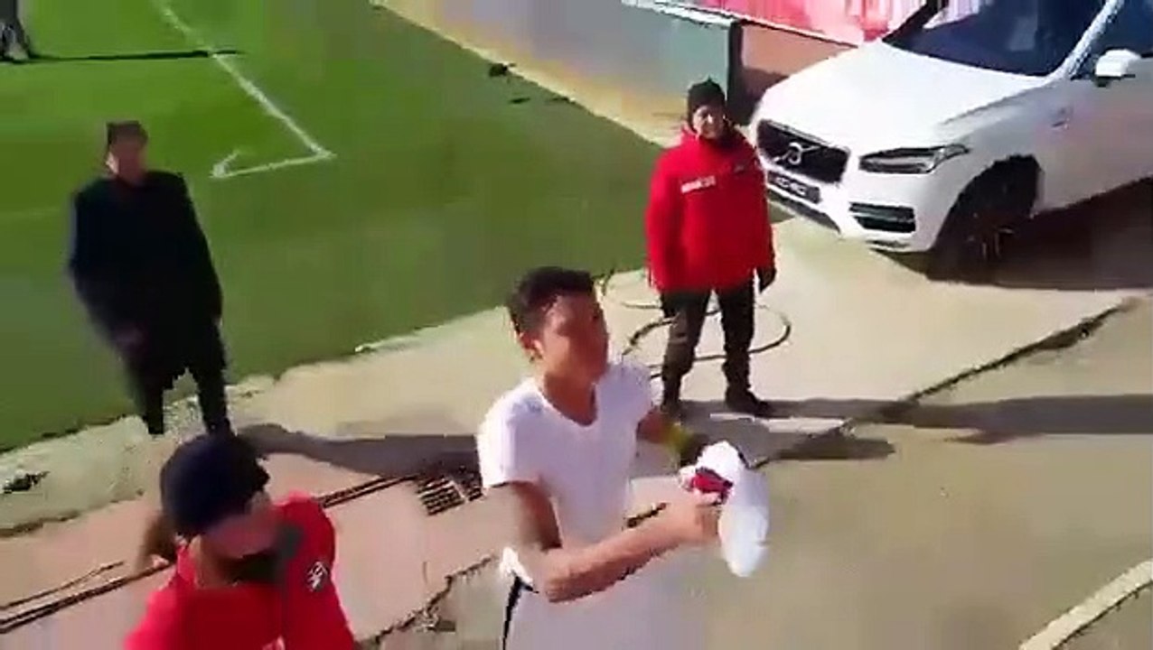 Thiago Silva, capitão do PSG, delicia menino na...