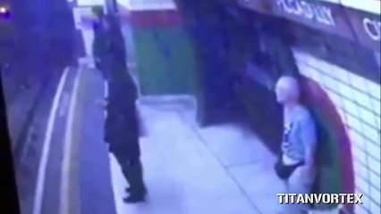 Idoso que empurrou mulher para metro esteve 45 minutos a escolher vítima