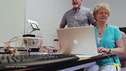 O ecrã deste tablet apresenta texto em braille