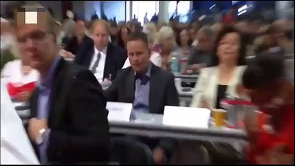 Ativista atira bolo de chocolate ao líder do partido de esquerda