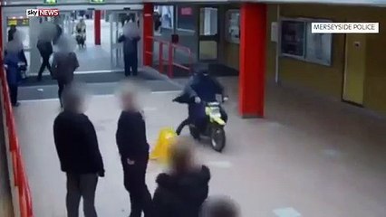 Entrou em centro comercial de mota e acabou preso por um ano