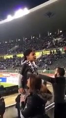 Menino do V.Guimarães 'ensina' adeptos a puxar pela equipa