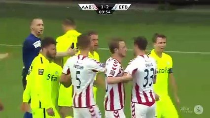 Lukas Spalvis agride adversário à cabeçada