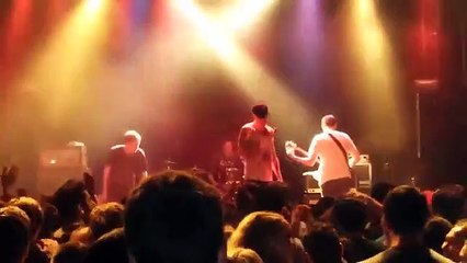 Vocalista de banda punk pontapeia uma fã para fora do palco