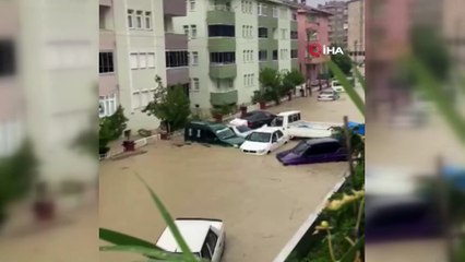 Selden dehşete düşüren görüntüler... Yollar çöktü, direk devrildi, araçlar sel sularında sürüklendi