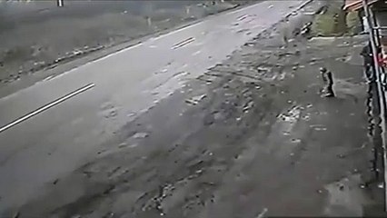 homem salva crianca prestes a ser atropelada