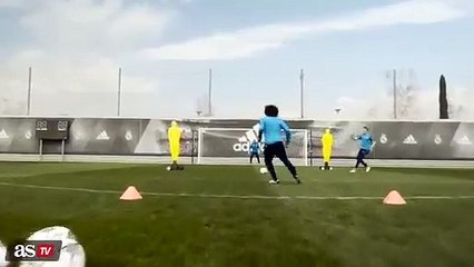 Navas 'encarnou' na pele de Higuita e defendeu à escorpião