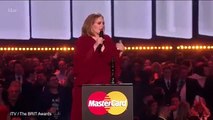 Adele ‘lavada em lágrimas’ em cerimónia dos Brit Awards