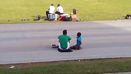 John Obi Mikel fala com criança deficiente