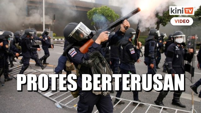 Penunjuk perasaan anti-kerajaan bertembung dengan polis Thailand