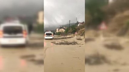 KASTAMONU - Sel nedeniyle kapanan yolu açma çalışması yürütülüyor