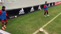 Douglas Costa volta a fazer das suas no treino do Bayern