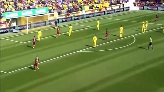 Adepta desmaia depois de levar com remate falhado de Messi