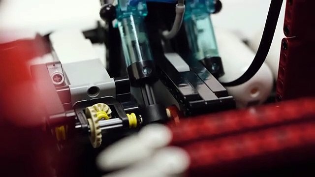 Além poder brincar com elas, as peças Lego também fazem aviões de papel