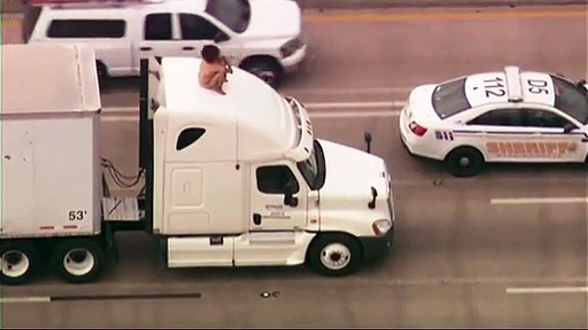 Mulher nua obriga a corte de trânsito em autoestrada no Texas
