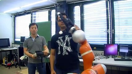 Este braço robótico apanha qualquer coisa que lhe atire