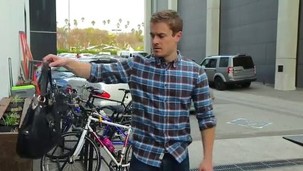 namorado tem que segurar a mala da namorada