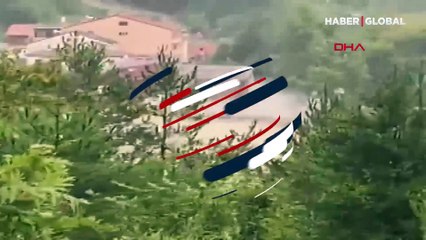 Sel bir evi böyle yıktı! Çatıda mahsur kalan kişi beyaz örtü salladı