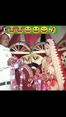 عريس وعروس يلقيان بغضب أكاليل الورود على بعضهما البعض في فيديو مضحك